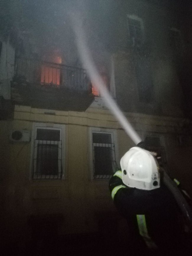 Дом горел в Одессе, девушку госпитализировали в тяжелом состоянии 05