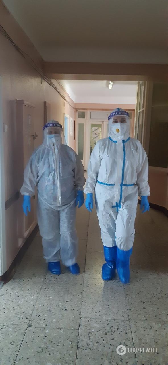 Врачи Киевской городской клинической больницы №4 в защитных костюмах dqxikeidqxiqqeant