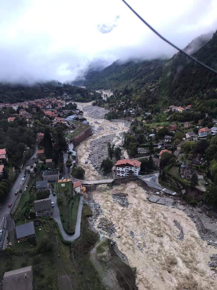 Пропавшими без вести считаются около 20 человек.