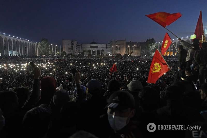 Учасники протеста на территории парламента в Бишкеке. dqxikeidqxitkant