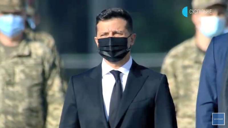 Защитники Украины начали построение перед прощанием с погибшими в Ан-26.