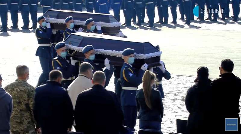 Охранять порядок прибыли полицейские и НГУ с собаками .