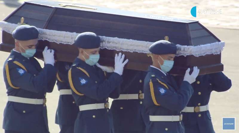 Автобусы с телами погибших в Ан-26.