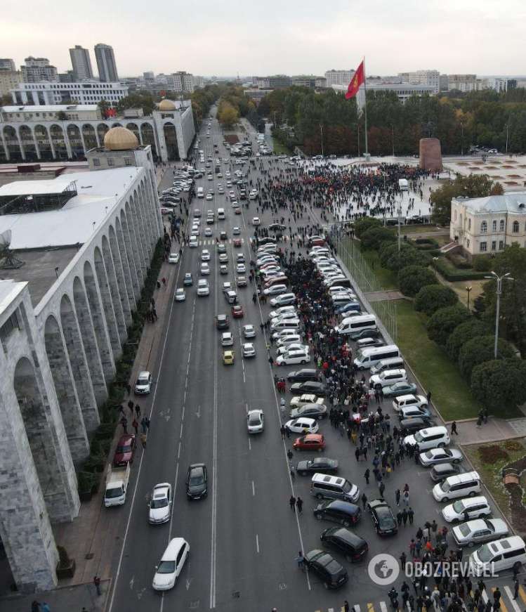 Алмазбек Атамбаев на митинге в Бишкеке.