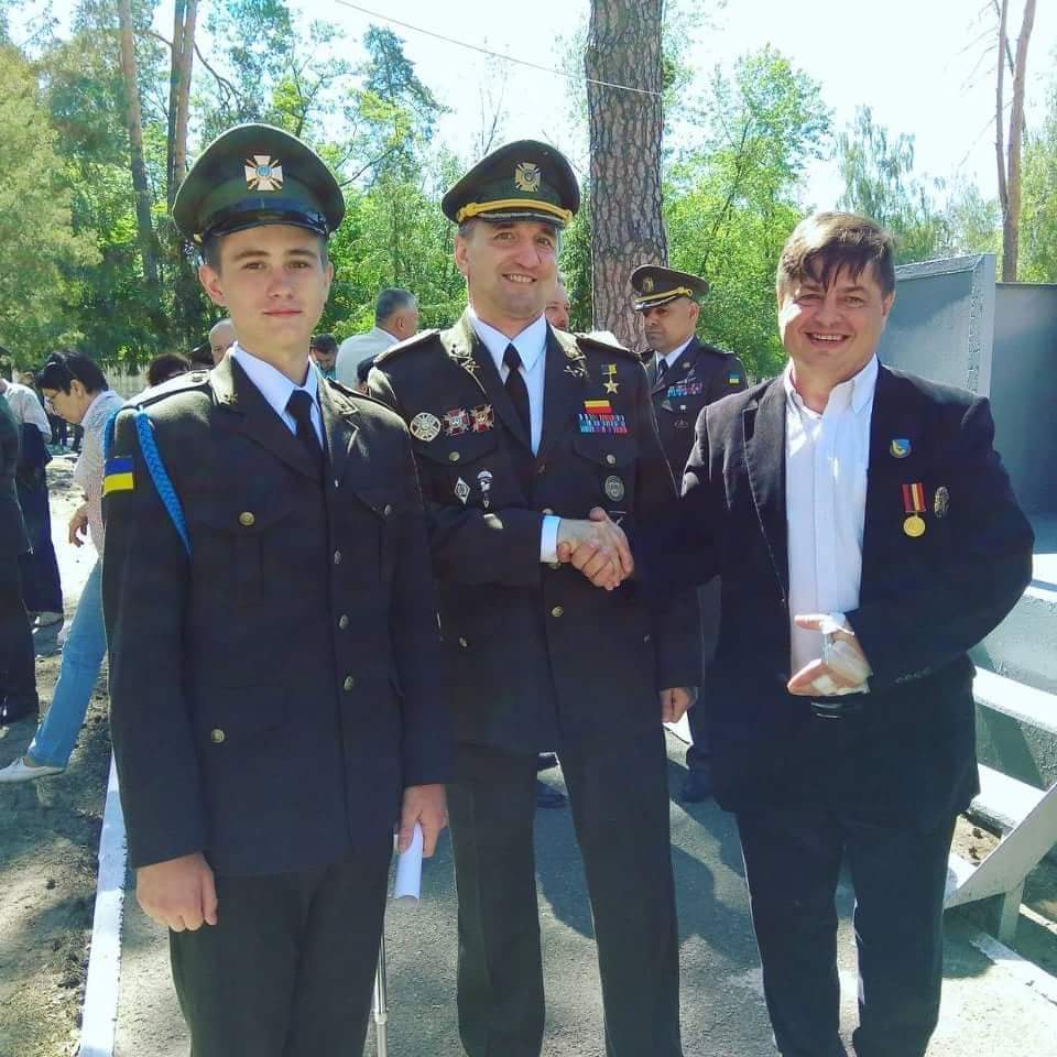 Эдуард Полянский со своим опекуном и Игорем Гордийчуком. dqxikeidqxiqqeant