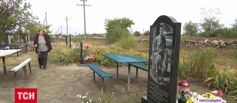 Мама погибшего на его могиле. dqxikeidqxiqqeant