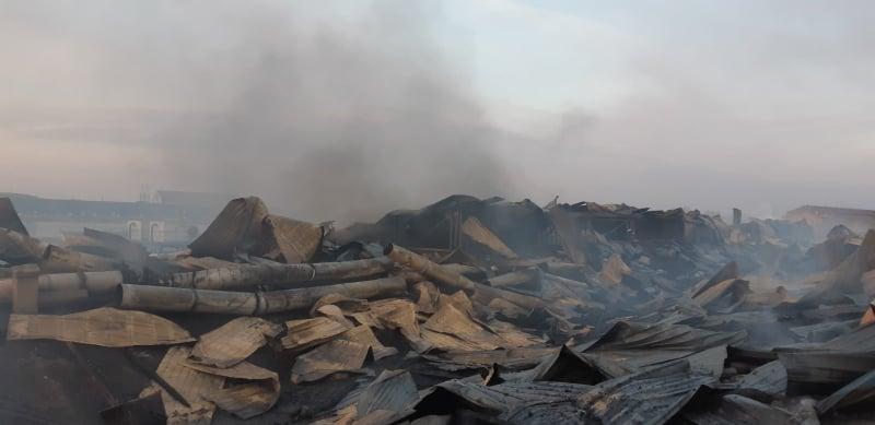 Згарище на лижній фабриці у Мукачеві / фото ДСНС