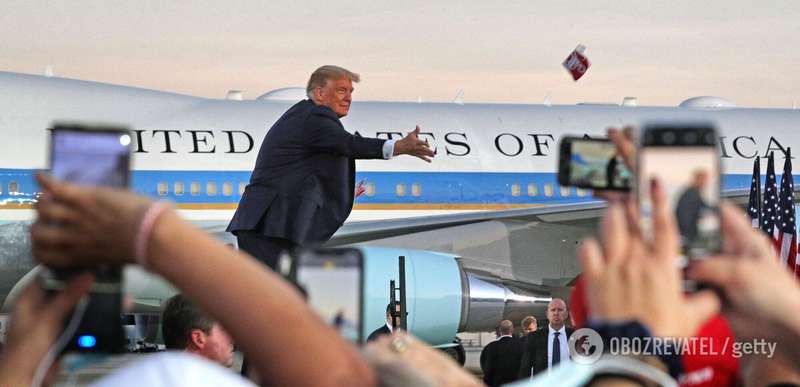 Трамп кидал маски в толпу во время митинга во Флориде dqxikeidqxiqqeant
