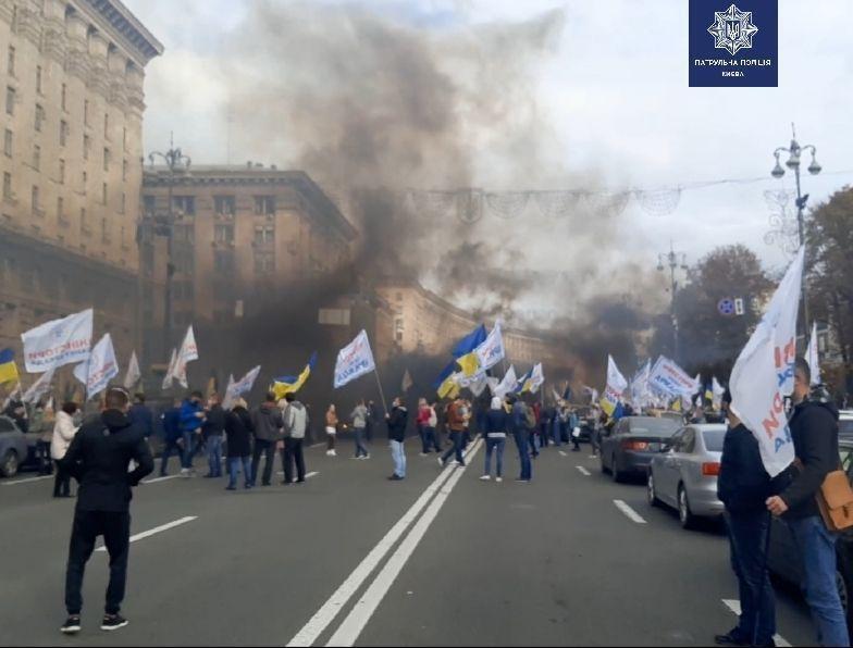 На улице Крещатик временно ограничили движение из-за протестов
