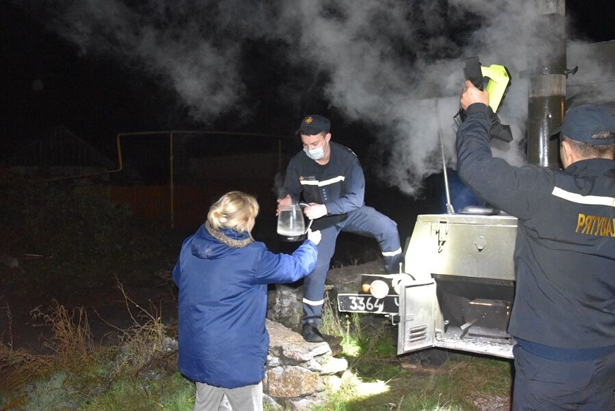 Спасатели оказали помощь украинцам, чьи дома повредила буря.