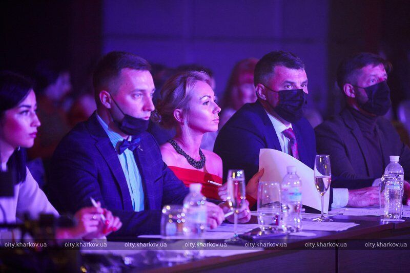 Люди на мероприятии в основном были без масок на лице