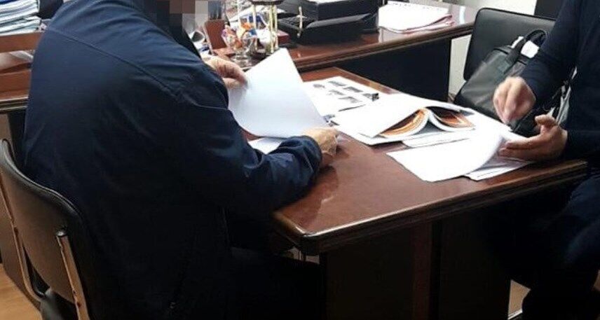 Подозрение предъявлено экс-сотруднику УЗ и двум коммерсантам.