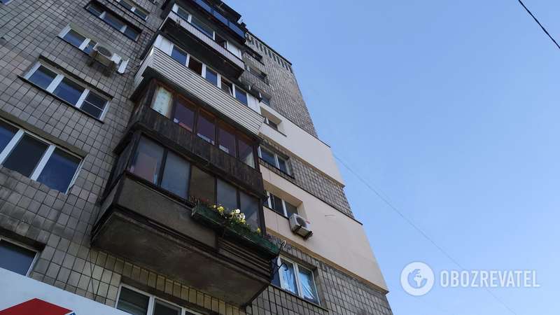 Мама и дочь жили на девятом этаже .