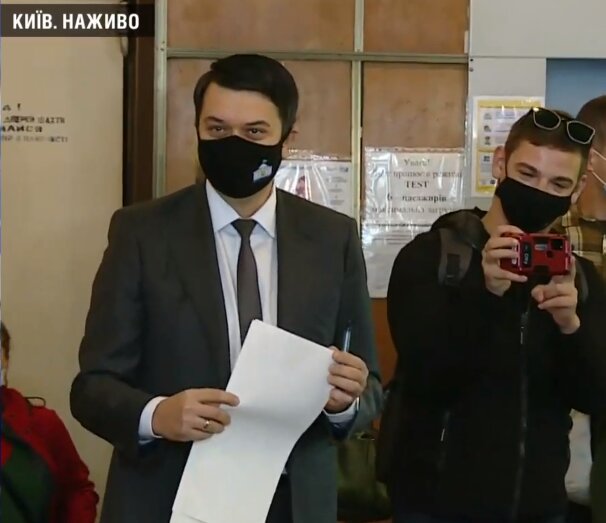 Дмитрий Разумков проголосовал на местных выборах. Фото: 112.Украина dqxikeidqxiqqeant