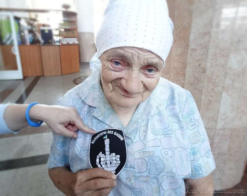 Несмотря на почтенный возраст, волонтер Савченко до последнего помогала защитникам на Донбассе.