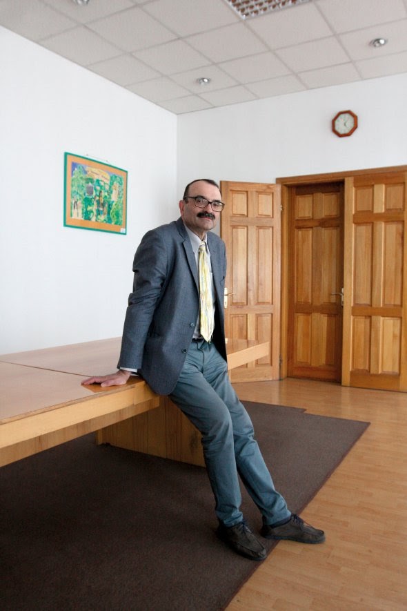 Максим СТРІХА, 59 років, фізик, перекладознавець, перекладач. Народився 24 червня 1961-го в Києві. Батько – доктор фізико-математичних наук, експрезидент Академії наук вищої школи України, мати – доктор біологічних наук, член-кореспондент Національної та Медичної академій наук. Закінчив радіофізичний факультет університету імені Тараса Шевченка. З 1983 року працював в Інституті фізики напівпровідників імені Вадима Лашкарьова. Із 2008-го – професор на рідному радіофаці. Доктор фізико-математичних наук, професор. У 2013–2016-х був президентом Українського фізичного товариства. Переклав українською твори Данте, Чосера, Мелорі, Марло, По, Свінберна, Вітмена, Дікінсон, Стівенсона, Кіплінґа, Єйтса, Ередіа, Буніна, Брюсова, Гумільова, Мандельштама, Мараї, Мілоша, Хадановича та багатьох інших письменників. 1991 року видав збірку віршів ”Сонети та октави”. Автор двох літературознавчих монографій, численних літературно-критичних і літературознавчих статей. Сформулював і обґрунтував концепцію націєтворчої функції українського художнього перекладу. Учасник створення Товариства української мови імені Тараса Шевченка. Був депутатом першого скликання Київради. Президент Асоціації українських письменників. У 2008–2010 та 2014–2019 роках – заступник міністра освіти й науки. Дружина Наталія Старченко – історик, досліджує волинську шляхту XVI-середини XVII століть. Донька Ярослава – перекладачка й літературний критик. Учасник понад 50 походів на байдарках. Пройшов Саянський коридор Єнісею dqxikeidqxitkant