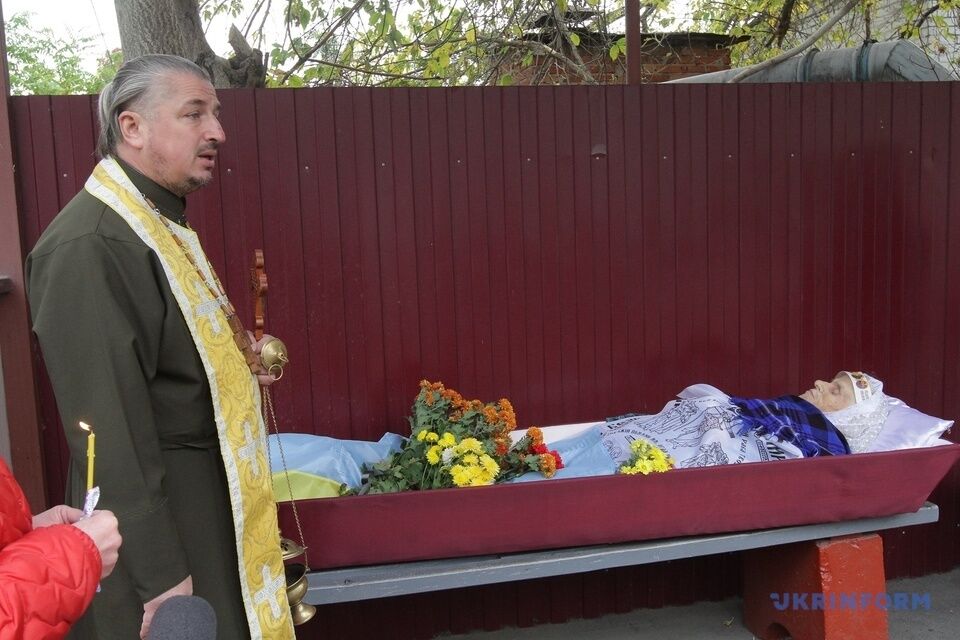 Отпевание провел военный капеллан.