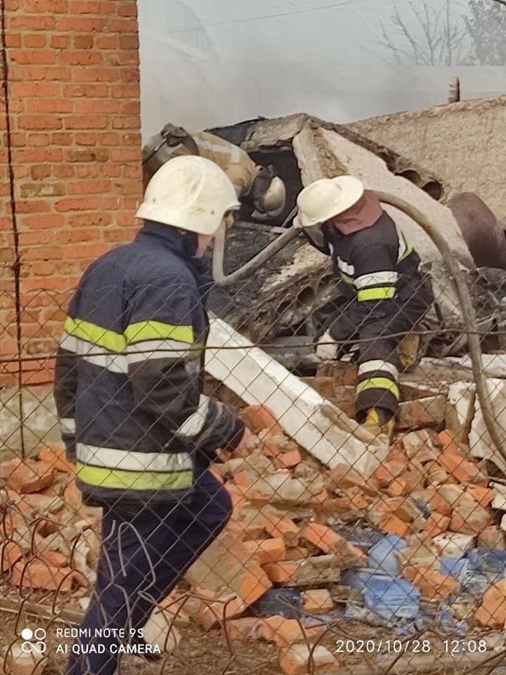 Спасатели разбирают завалы после взрыва на Харьковщине