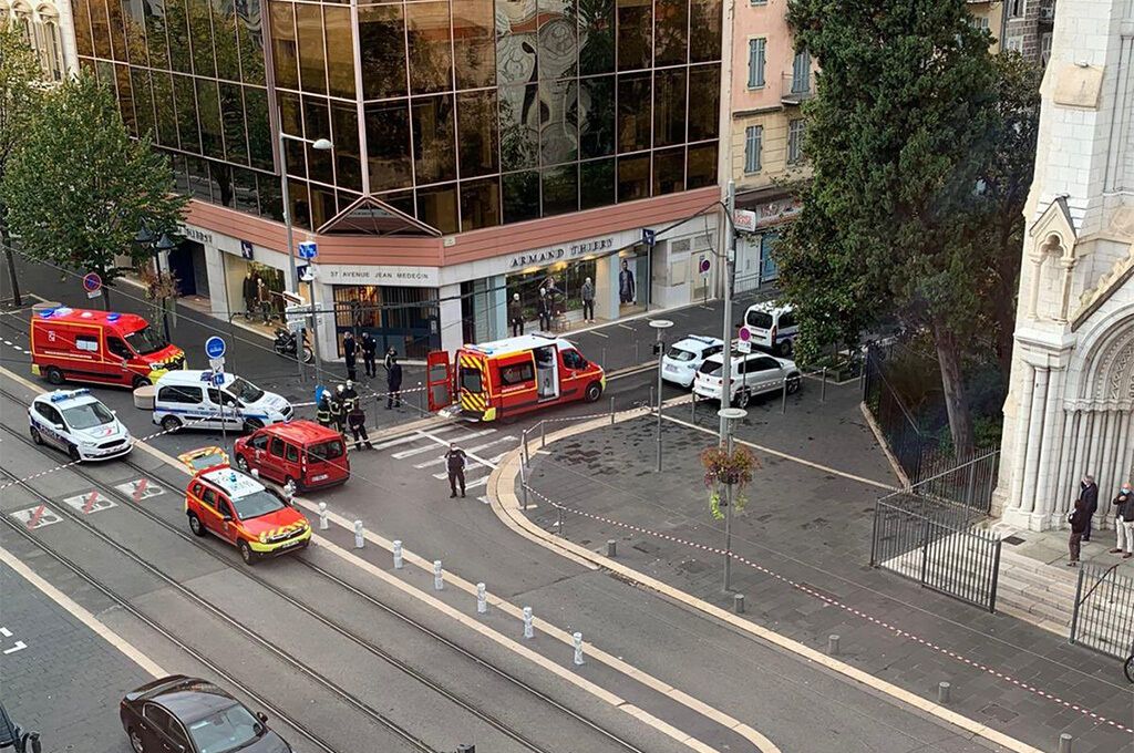 В Ницце мужчина напал с ножом на прохожих: есть жертва и раненые. Фото и видео dqxikeidqxitkant