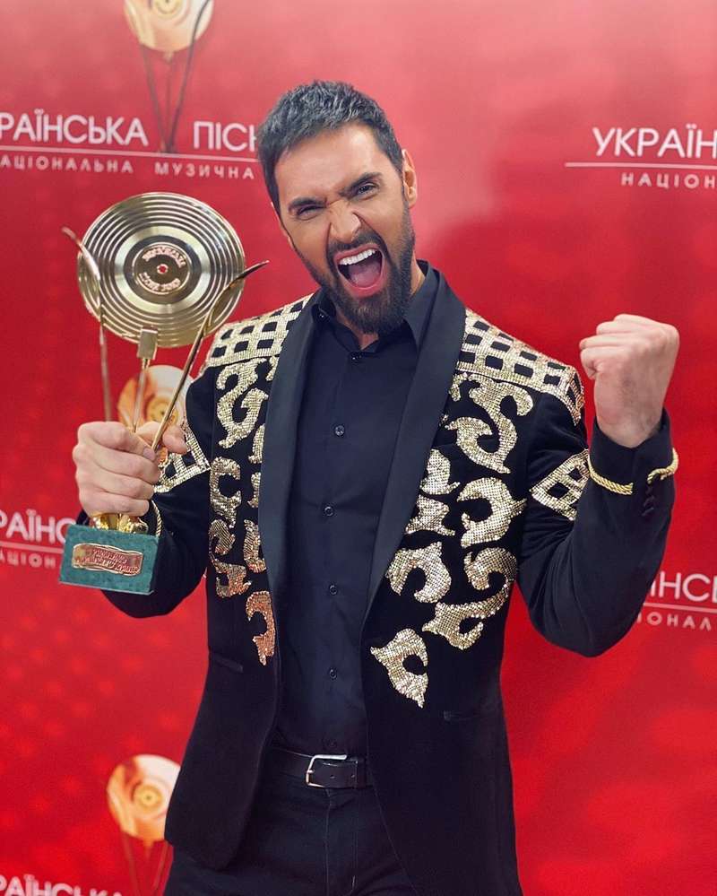 Виталий Козловский с наградой на "Українській пісні року"