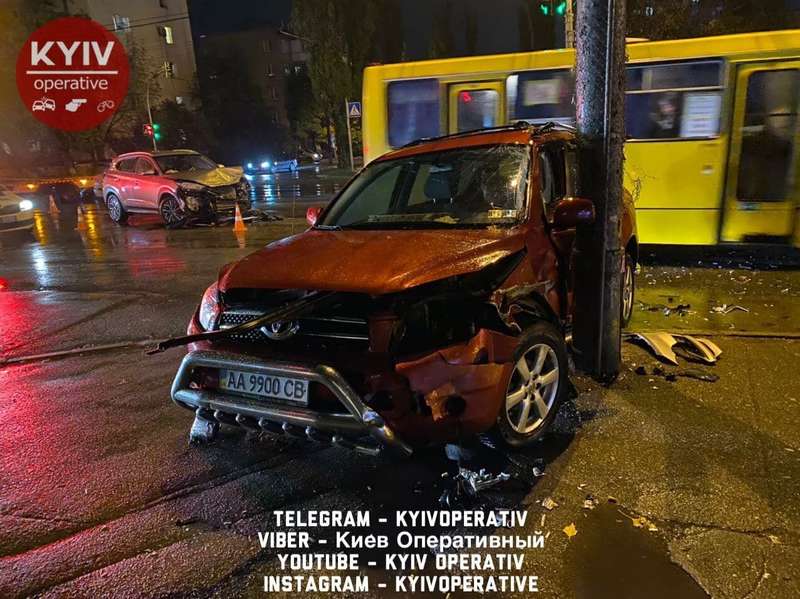 Одну из машин отбросило на тротуар dqxikeidqxitkant