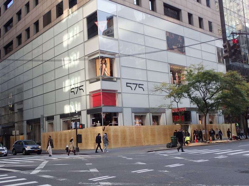 Закрытый фасад магазина в Нью-Йорке