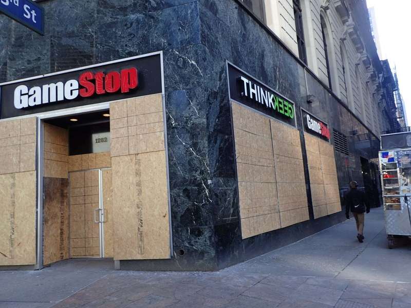 Предприниматели массово защищают свои заведения фанерой