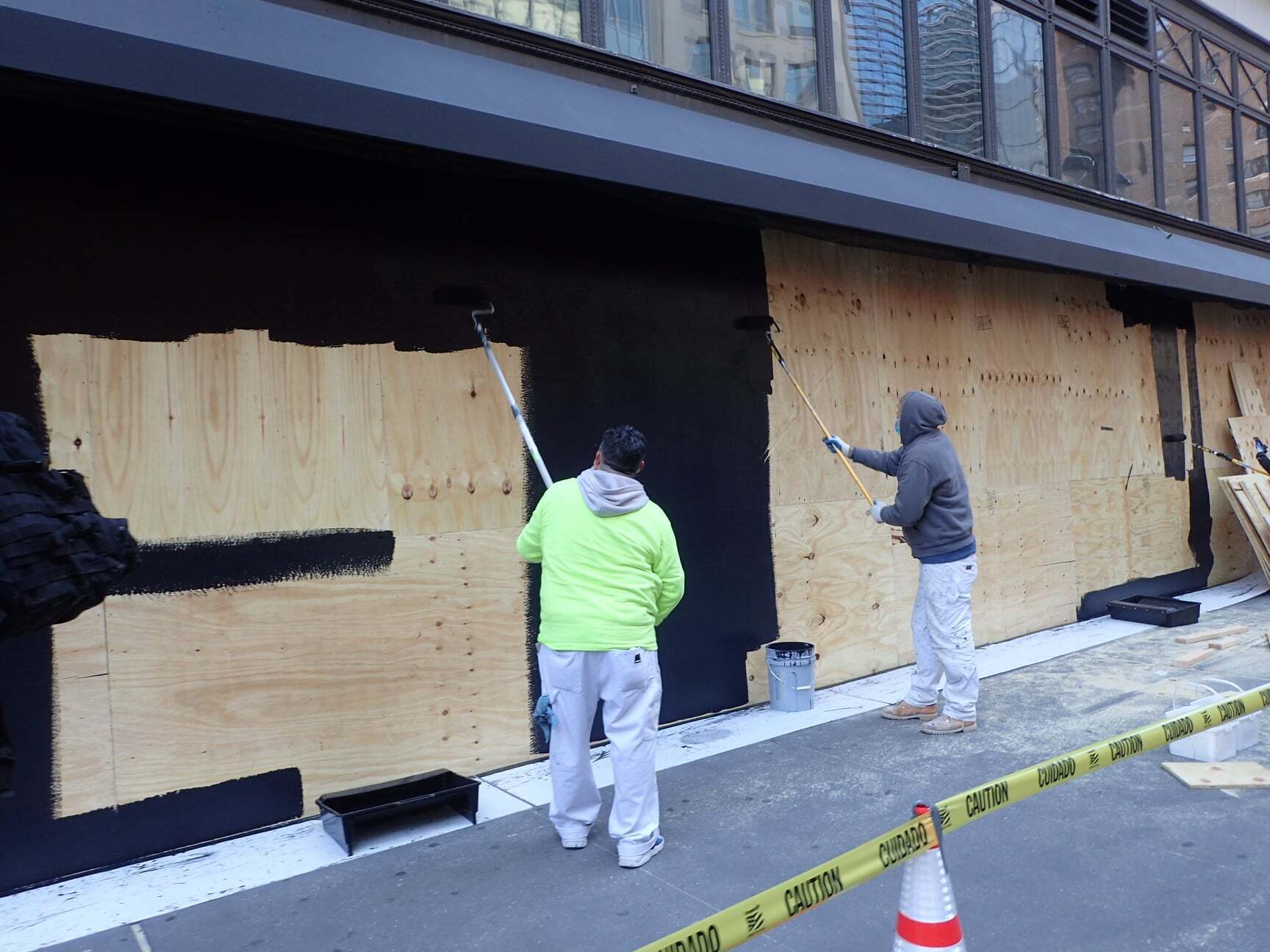 Фанеру красят в цвет здания