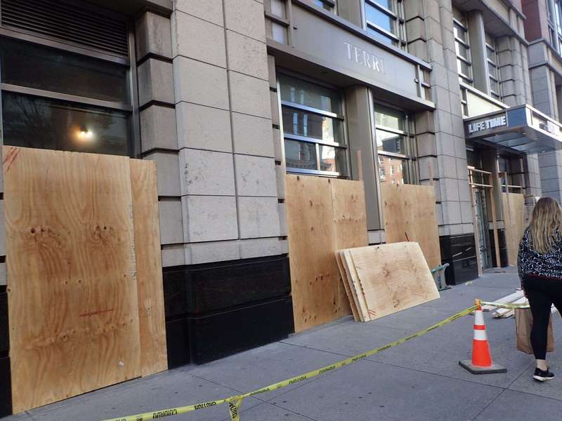 Некоторые окна закрыли только до половины