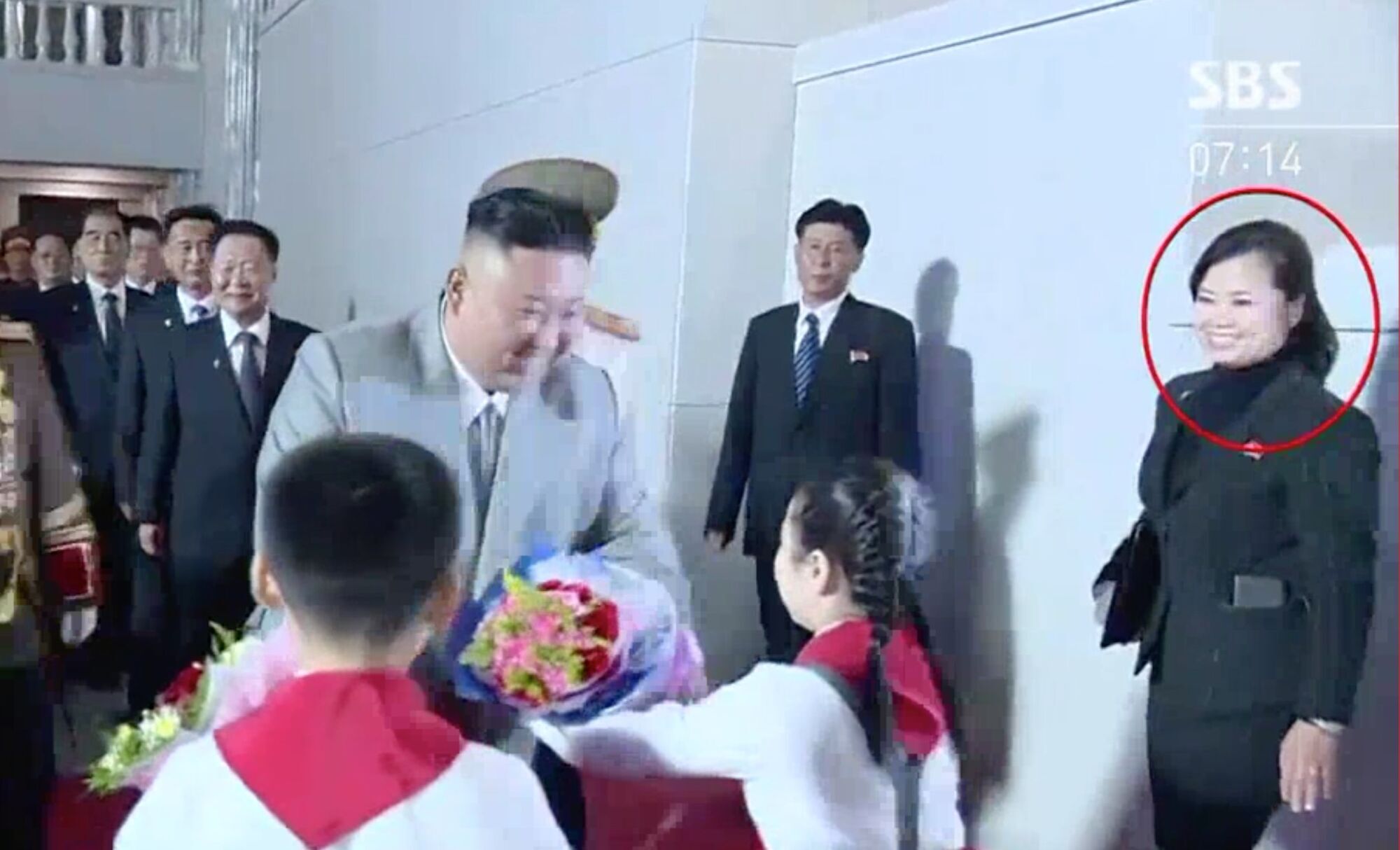 Ким Чен Ын в сопровождении Хен Сон Воль. dqxikeidqxitkant