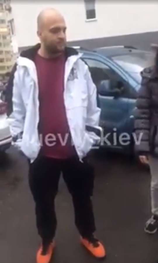 Мужчина в Киеве избил женщину с маленькими детьми dqxikeidqxiqqeant