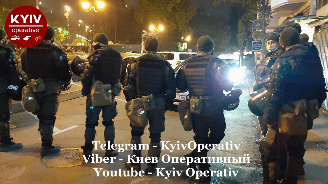 Полиция перекрыла пути отступление автомайдане на евробляхах под Кабмином. Фото: Facebook dqxikeidqxitkant