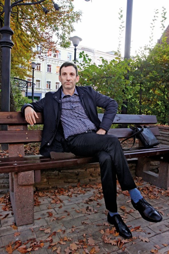 Віталій ПОРТНИКОВ, 53 роки, публіцист. Народився 14 травня 1967-го в Києві. Батько Едуард Петрович – економіст, директор магазину тканин. Мати Клара Абрамівна працювала адвокатом. Закінчив три курси філологічного факультету Дніпропетровського університету. Перевівся на журналістику в Московський університет. Із 1988-го по 1992 рік співпрацював із газетою ”Молодь України”. Із 1989-го – оглядач московської ”Независимой газеты”, спеціалізувався на проблемах союзних республік і пострадянського простору. Залишив видання 1995-го разом із групою журналістів, не згодних із переданням газети у власність бізнесмена Бориса Березовського. Співпрацює з ”Радіо Свобода”. Публікується в різних виданнях, зокрема у варшавській Gazeta Wyborcza, в мінській ”Белгазета”. У 2006–2007 роках був шеф-редактором української щоденки ”Газета 24”. Вів інформаційно-аналітичні програми на телеканалах СТБ, ICTV. Мав програму ”Правда Віталія Портникова” на телеканалі ТВі. У травні 2010 року став його головним редактором. На телеканалі ”Еспресо” веде програму ”Політклуб Віталія Портникова”. 2017-го опублікував роман ”Евора”. ”Це книжка про кохання і тугу, поезію й історію, Португалію й Україну, про єврейську долю та українську мрію”. Неодружений dqxikeidqxiqqeant