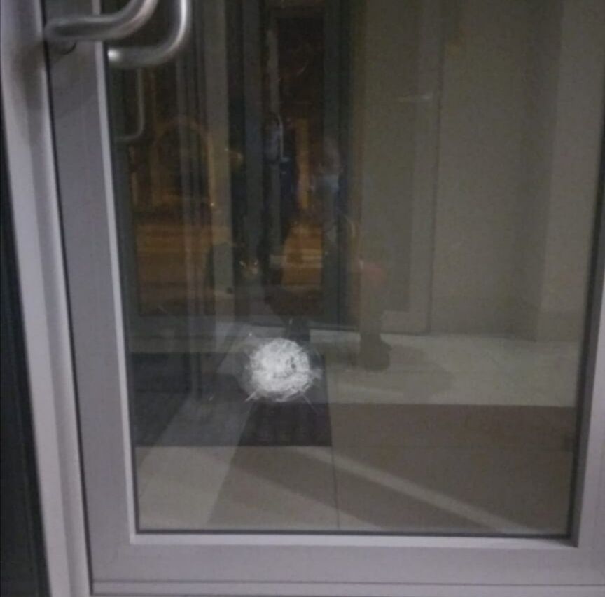 В результате обстрела пробиты окно и входная дверь dqxikeidqxitkant