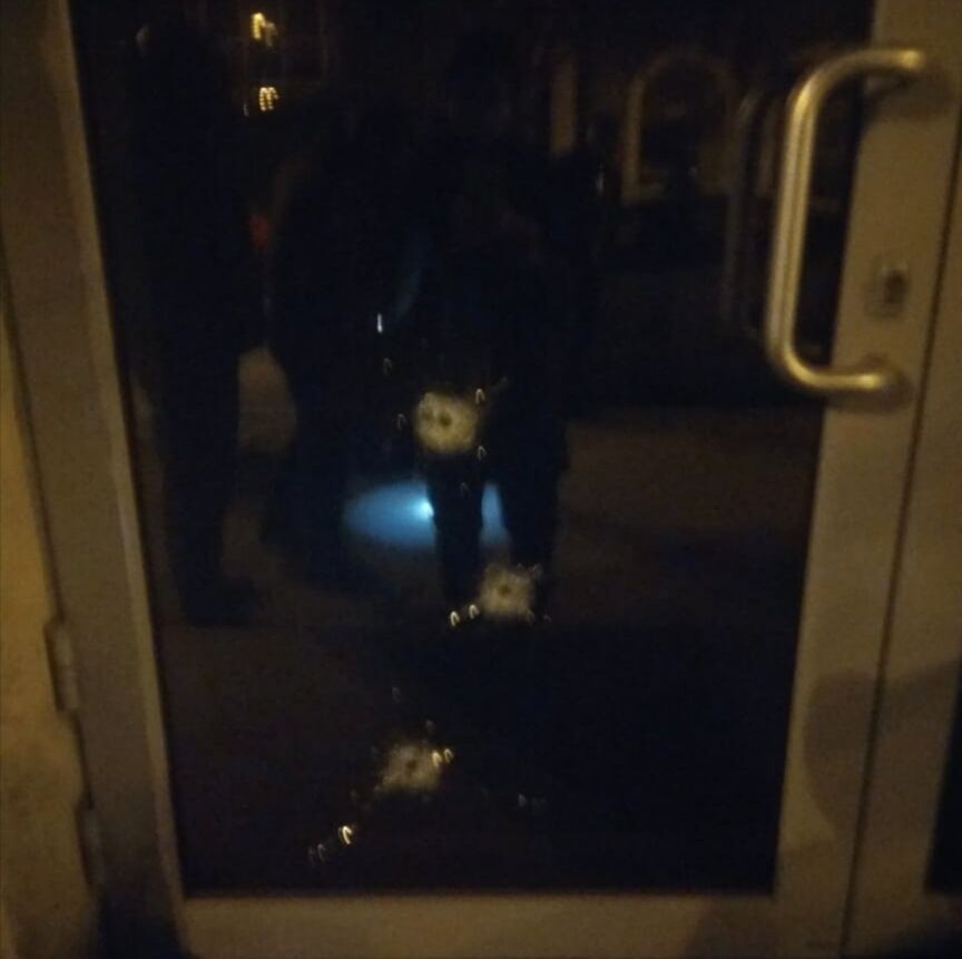 Поскольку ночью в консульстве никого не было, пострадавших нет