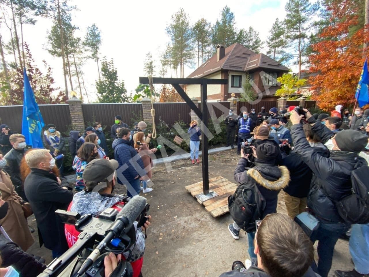 Активисты установили виселицу прямо посреди улицы