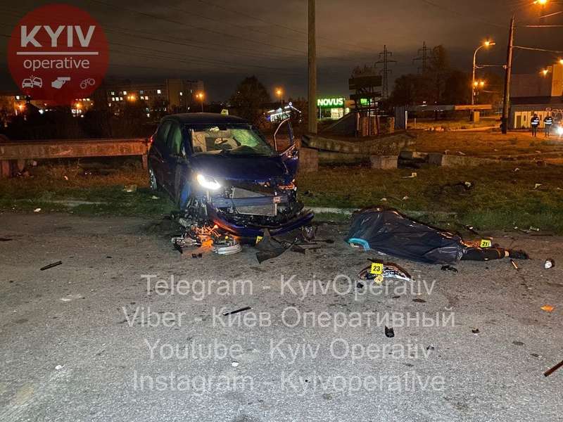 Chevrolet слетел с дороги и врезался в столбик