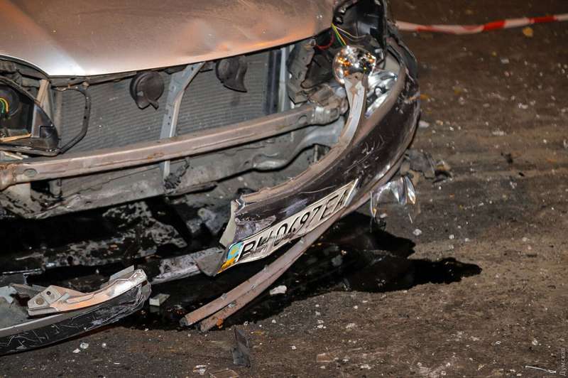 Разбитый бампер