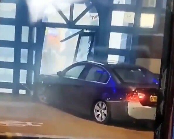 Автомобиль врезался в полицейский участок в Лондоне. dqxikeidqxiqqeant
