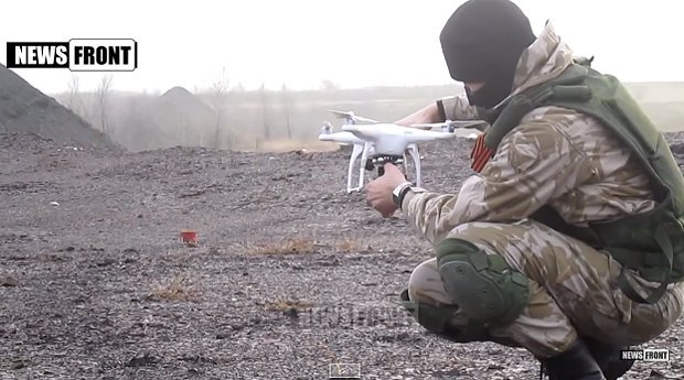 Днровский боевик запускает беспилотник в районе Горловки