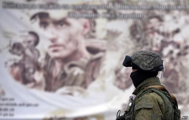 Российский солдат около военной базы в селе Перевальное, Крым, апрель 2014 года