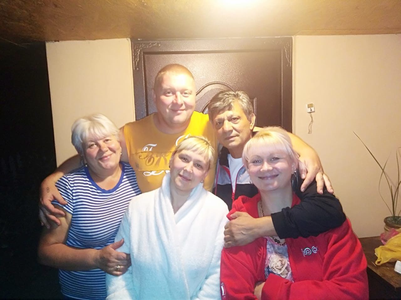 Кадрус Бериси в окружении родных Виктории