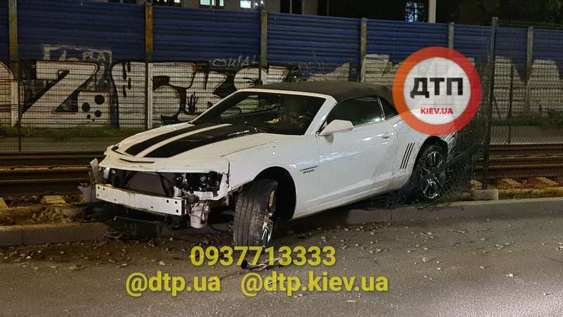 Автомобиль сбил ограду