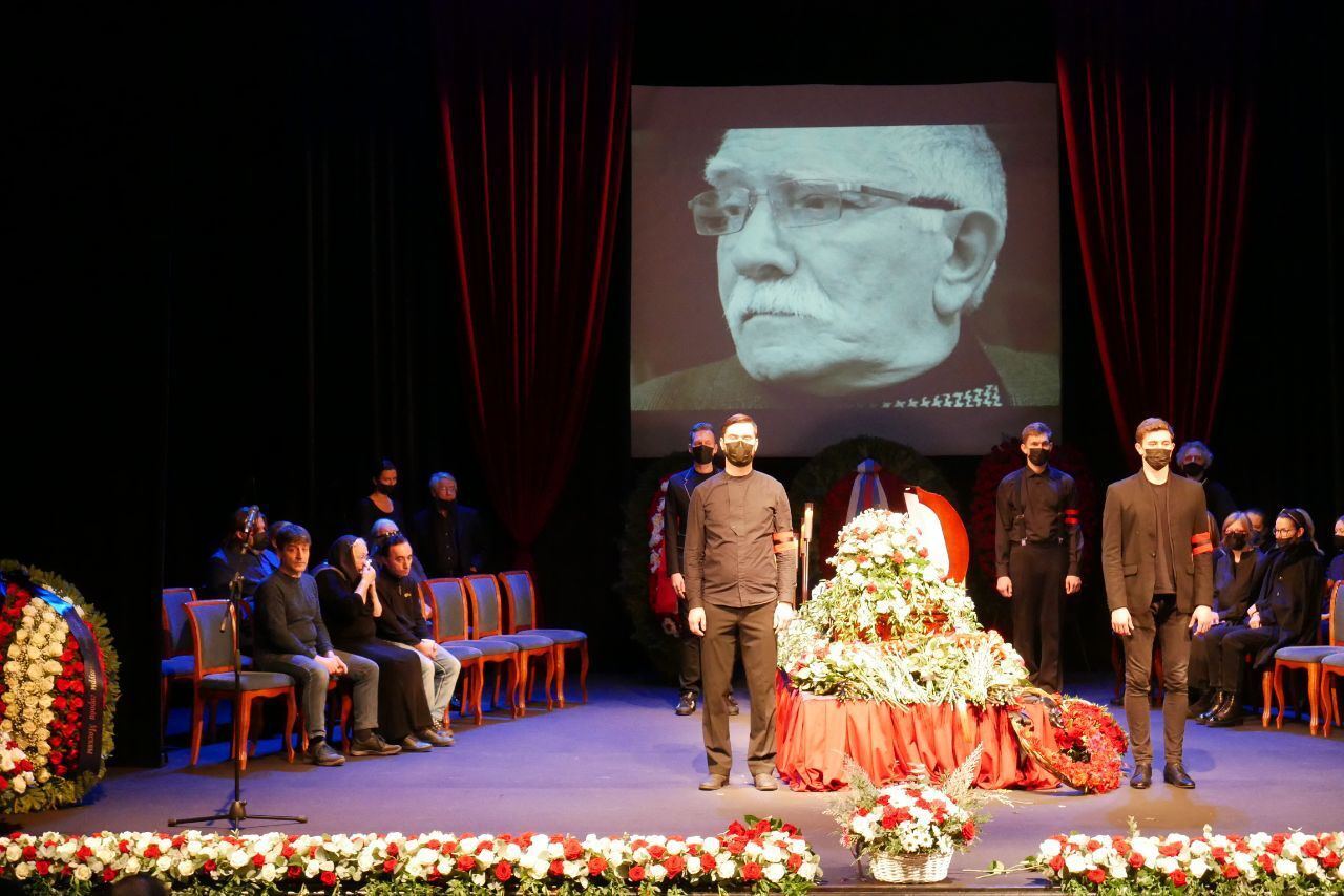 Как проходят похороны Джигарханяна. dqxikeidqxiqqeant