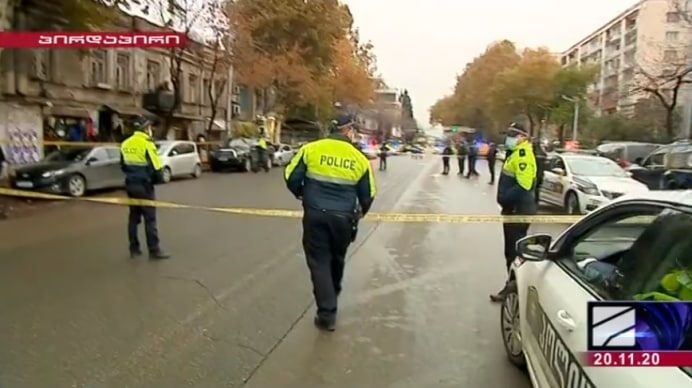 В центре Тбилиси неизвестный захватил заложников