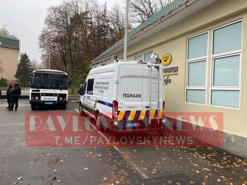 Территорию больницы усиленно патрулируют силовики