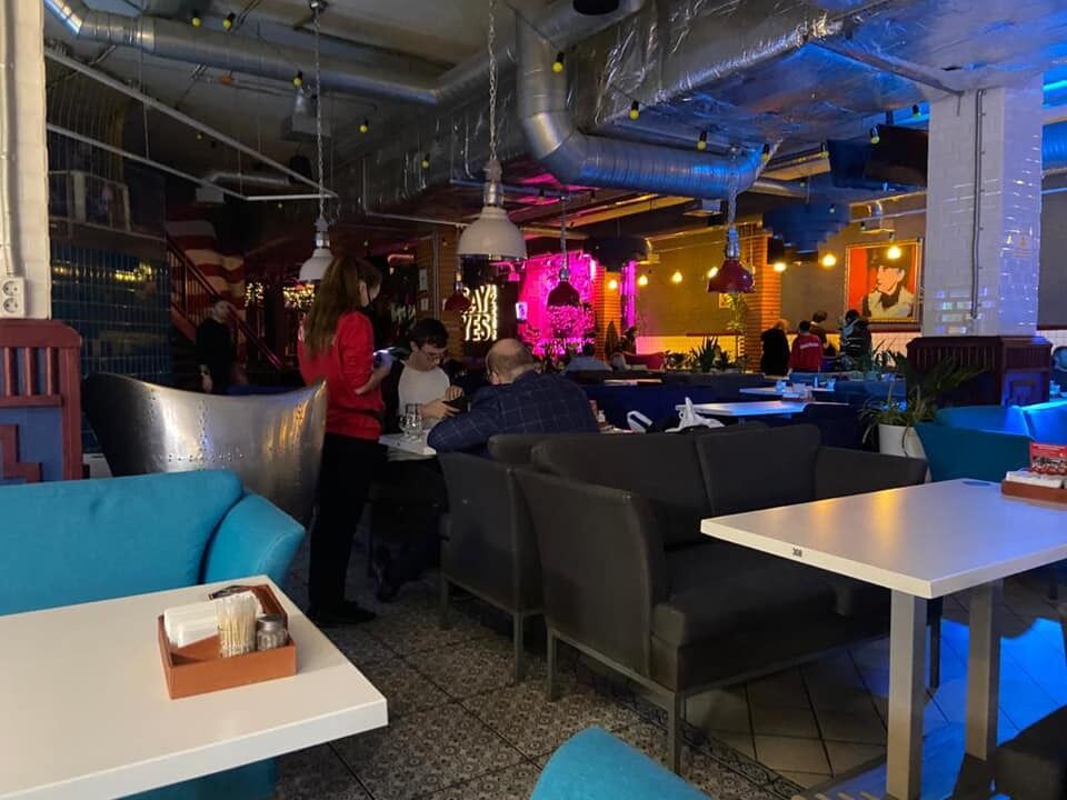 В ресторане работало караоке, а насыщенность посетителей составляла более 100 человек