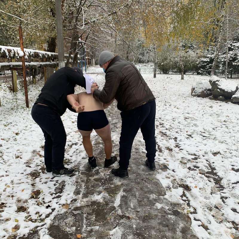 Свою одежду мужчина якобы отдал бездомным