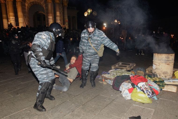 «Беркутовцы» тащат студента-протестующего во время ночного разгона студенческой акции протеста на Майдане Независимости, 30 ноября 2013 года dqxikeidqxitkant