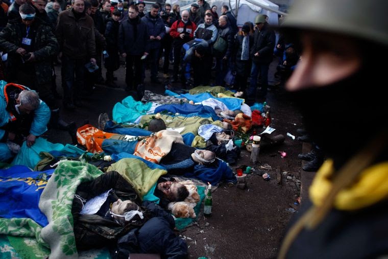 Тела протестующих, погибших в столкновениях с милицией, лежат на Майдане Независимости в Киеве, 20 февраля 2014 года